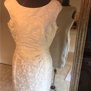 Lauren Ralph Lauren size 8 Ivory sleeveless ruched dress.